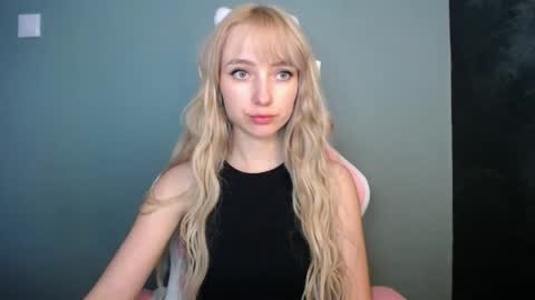 Snapshot of luciacam20 chatting on April 9, 2026, 12:32 pm Lucy online show from April 9, 2026, 12:32 pm