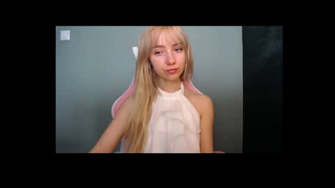 Snapshot of luciacam20 chatting on April 19, 2026, 8:02 am Lucy online show from April 19, 2026, 8:02 am