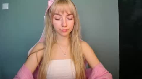 Snapshot of luciacam20 chatting on April 25, 2026, 1:41 pm Lucy online show from April 25, 2026, 1:41 pm