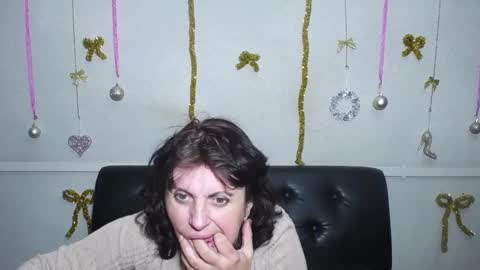 Snapshot of luciami chatting on December 18, 2024, 9:08 pm LuciaMi online show from December 18, 2024, 9:08 pm