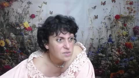 Snapshot of luciami chatting on September 19, 2025, 5:24 pm LuciaMi online show from September 19, 2025, 5:24 pm
