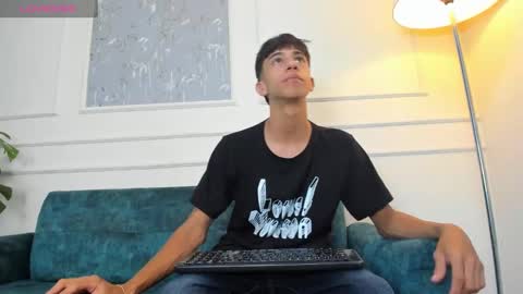 Snapshot of lucian_davi chatting on December 31, 2024, 4:38 am Pirulo online show from December 31, 2024, 4:38 am
