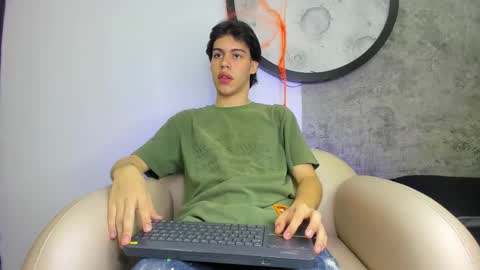 Snapshot of lucian_greyy chatting on October 27, 2025, 1:04 pm lucian_greyy online show from October 27, 2025, 1:04 pm