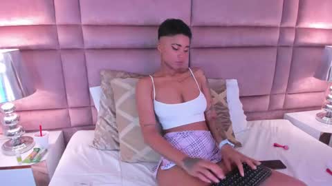  lucia wallace  online show from February 18, 2025, 12:37 am