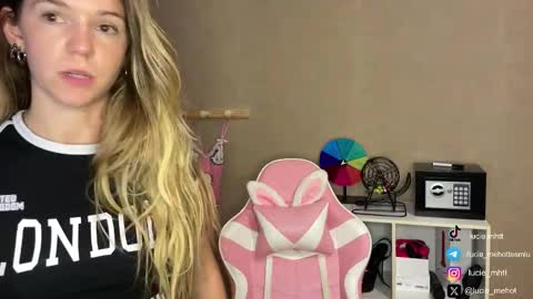 Snapshot of lucie_hot chatting on September 18, 2025, 7:05 pm Lucie hot follow me on  online show from September 18, 2025, 7:05 pm