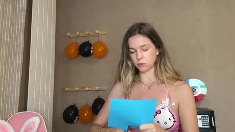 Snapshot of lucie_hot chatting on October 19, 2025, 8:48 am Lucie hot follow me on  online show from October 19, 2025, 8:48 am