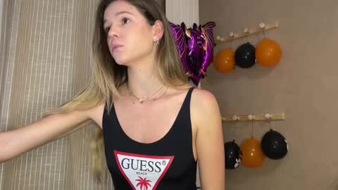 Snapshot of lucie_hot chatting on October 22, 2025, 6:18 pm Lucie hot follow me on  online show from October 22, 2025, 6:18 pm