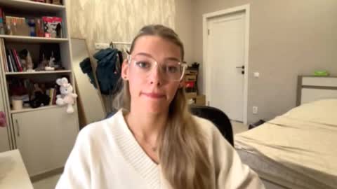 Snapshot of lucinaernster chatting on September 26, 2025, 7:34 am Emilia online show from September 26, 2025, 7:34 am