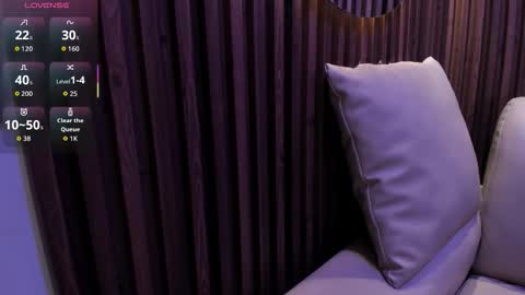 Sofia  online show from November 28, 2025, 5:37 pm