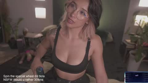Snapshot of lucyallenx chatting on February 22, 2025, 5:02 am Lucy Alien online show from February 22, 2025, 5:02 am