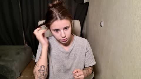 Snapshot of lucyrait chatting on February 22, 2025, 9:56 am Lucy online show from February 22, 2025, 9:56 am