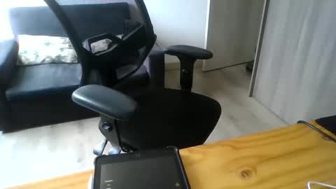 luhizu87871987 online show from April 27, 2026, 8:29 pm