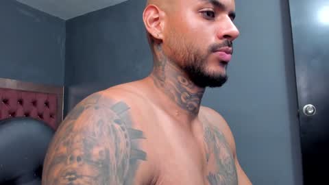 Snapshot of luigi1_ chatting on January 1, 2025, 5:43 am Luigi Vitale online show from January 1, 2025, 5:43 am