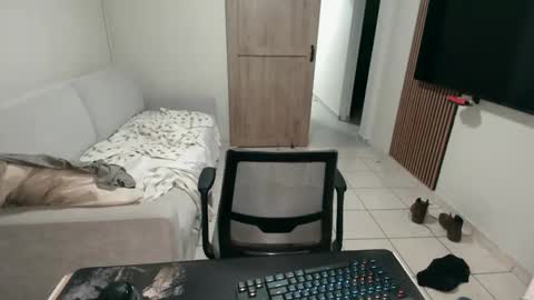 luis_flr online show from December 19, 2025, 1:56 am