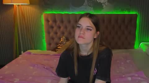 LuisaClover online show from November 18, 2025, 2:43 pm