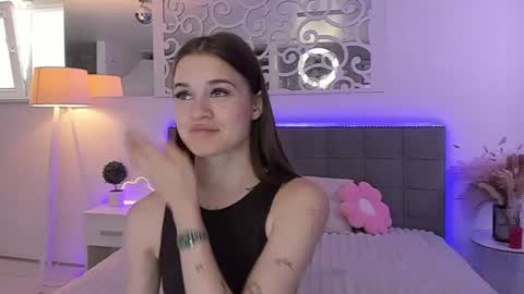 Snapshot of luisaclover chatting on June 26, 2026, 12:20 pm LuisaClover online show from June 26, 2026, 12:20 pm