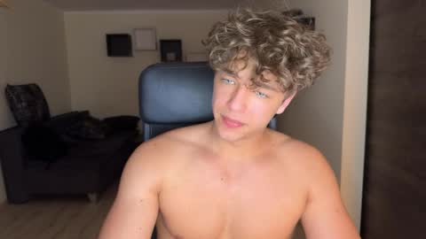 Snapshot of lukedesirable chatting on May 25, 2026, 9:10 pm lukedesirable online show from May 25, 2026, 9:10 pm