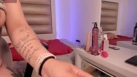 Snapshot of lulu_js_ chatting on November 13, 2025, 12:37 pm elizabeth online show from November 13, 2025, 12:37 pm