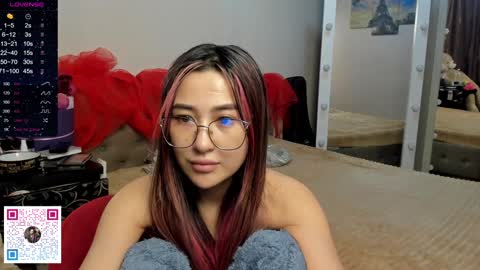 luluu_l online show from December 8, 2024, 3:43 am