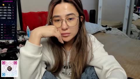 luluu_l online show from December 22, 2024, 4:17 am