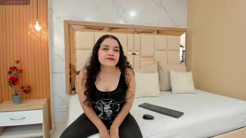 Snapshot of luna__vegga chatting on May 7, 2026, 5:07 pm Luna online show from May 7, 2026, 5:07 pm