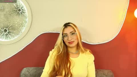 luna__velvet online show from April 19, 2026, 2:05 pm