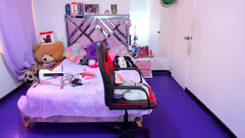luna_analya online show from April 22, 2026, 1:34 pm