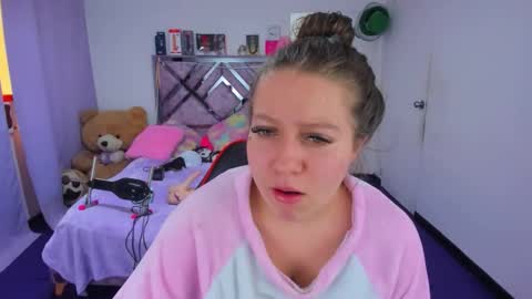 luna_analya online show from May 6, 2026, 6:35 pm