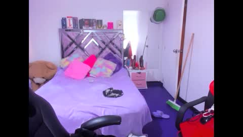 luna_analya online show from June 9, 2026, 2:17 pm