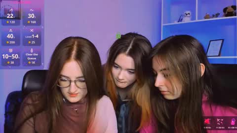 luna_berryy online show from December 13, 2025, 8:47 pm