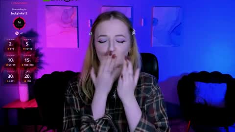 luna_berryy online show from April 1, 2026, 8:17 pm