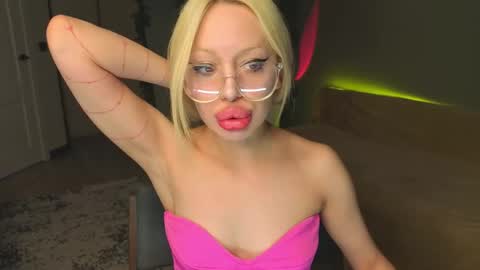 luna_beverly online show from May 7, 2026, 8:25 pm