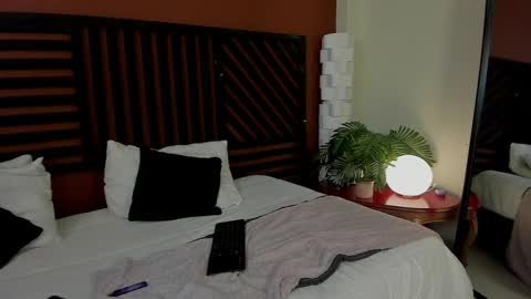 luna_cute14 online show from April 25, 2026, 9:12 pm