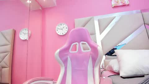 luna_hix online show from May 1, 2026, 3:44 am