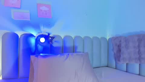 luna_kiss18 online show from September 11, 2025, 2:06 pm