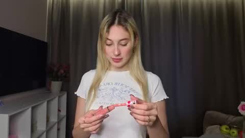 Olivia online show from November 21, 2025, 11:20 am