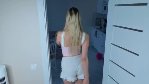 Olivia online show from November 25, 2025, 10:59 am