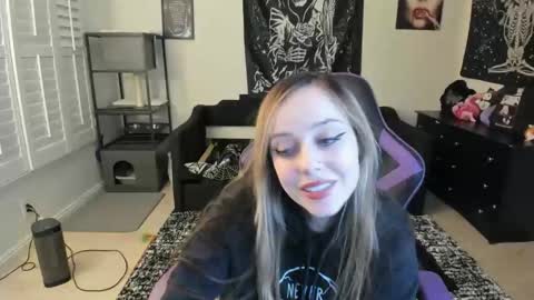 Luna online show from January 14, 2026, 4:51 am