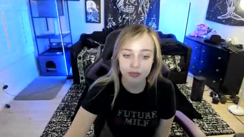 Luna online show from May 8, 2026, 2:50 am
