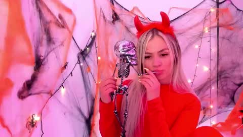 Luna Marquez online show from October 27, 2025, 10:52 am