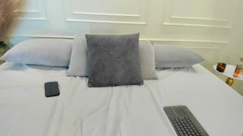Luna online show from April 28, 2026, 2:27 am