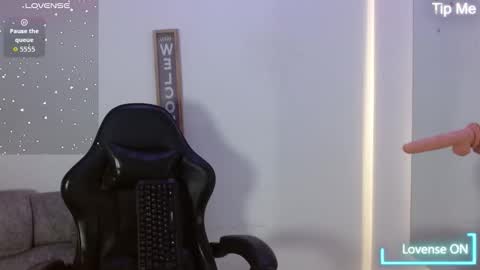 luna_starr69 online show from February 5, 2026, 2:33 pm