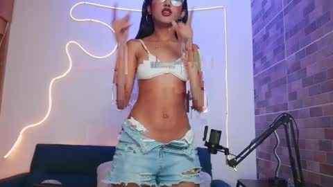 luna_valen online show from May 1, 2026, 3:44 am