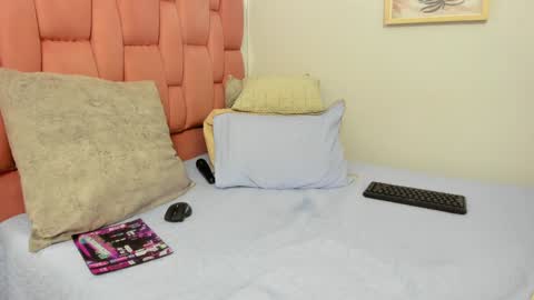 luna_valle online show from January 6, 2025, 10:35 am