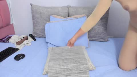 luna_valle online show from January 9, 2025, 11:03 am