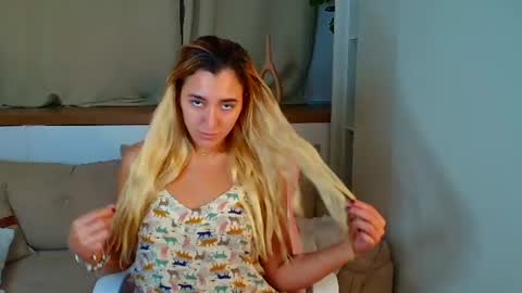 Snapshot of luna_velvvet chatting on July 1, 2026, 7:35 pm Luna online show from July 1, 2026, 7:35 pm