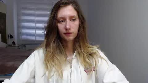 L U N A  online show from October 6, 2025, 5:27 am