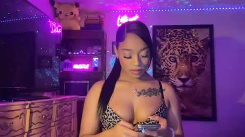 lunaa_11 online show from May 22, 2026, 5:25 am