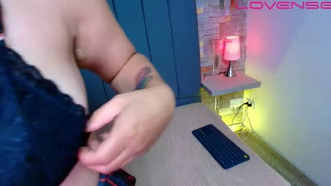 lunaa____ online show from April 18, 2026, 8:42 pm