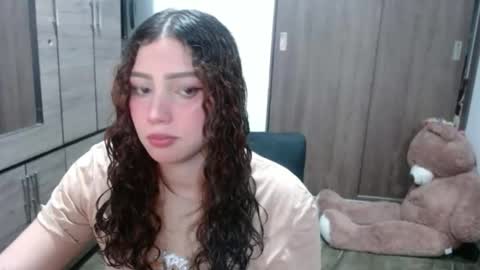 lunaa_sub online show from May 6, 2026, 8:58 pm